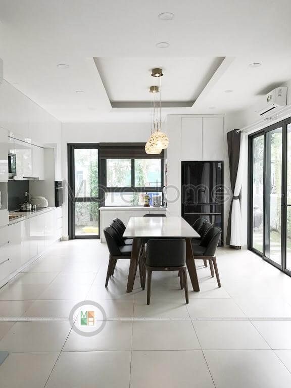 Nội thất phòng ăn cao cấp với lối thiết kế đẹp mắt của khu bếp giữ cho gia chủ một phong cách hiện đại.