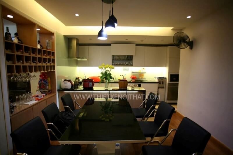 Tạo ra một không gian nội thất phòng ăn hiện đại với sự sáng tạo của màu đen mạnh mẽ.