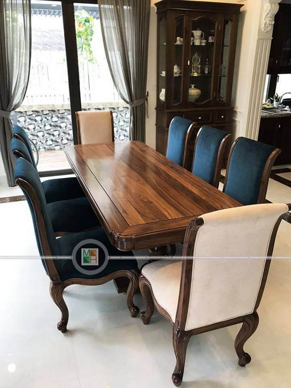 Công ty nội thất Morehome đã thi công và sản xuất sản phẩm bàn ghế ăn gỗ óc chó tự nhiên nhập khẩu.